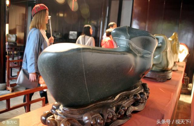 这种石头产自乌江，圆润饱满清新雅致，一块120斤重的标价12.8万