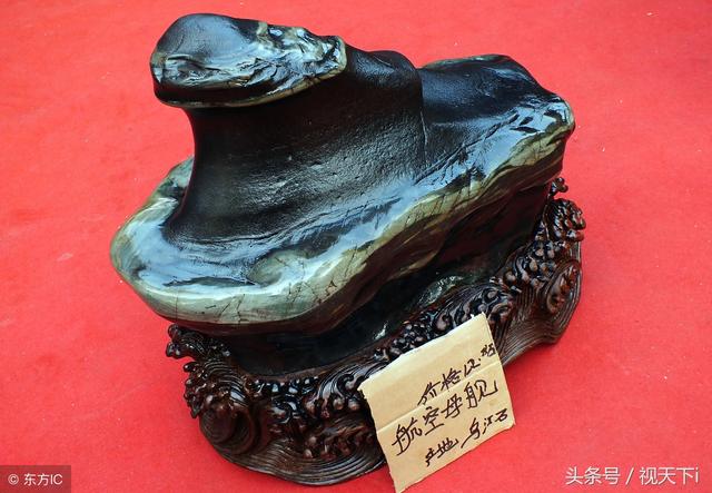 这种石头产自乌江，圆润饱满清新雅致，一块120斤重的标价12.8万