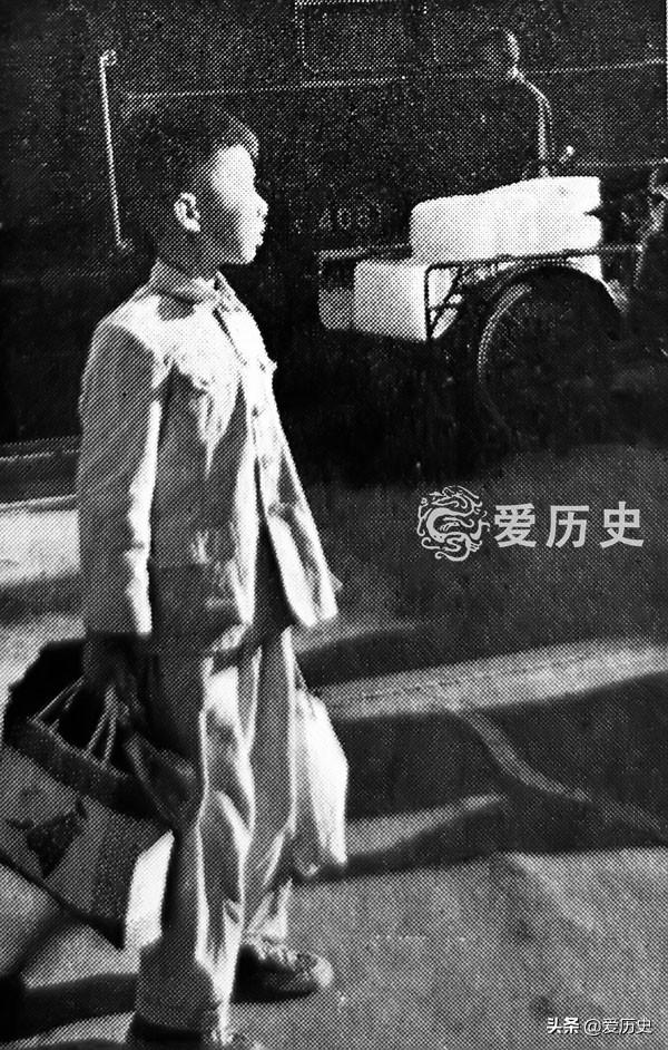 50年代广州珍贵老照片：店铺前抓蛇的大叔 新堤上村里最靓的仔