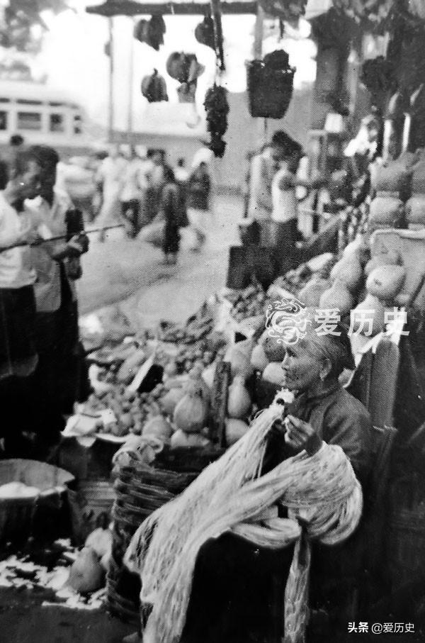 50年代广州珍贵老照片：店铺前抓蛇的大叔 新堤上村里最靓的仔