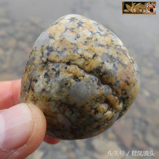 长江岸边的三峡奇石，喜欢就去捡，只要力气不要钱！