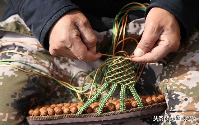 山西52岁农民，自己研发野桃核拖鞋，在家中销售，年赚30万